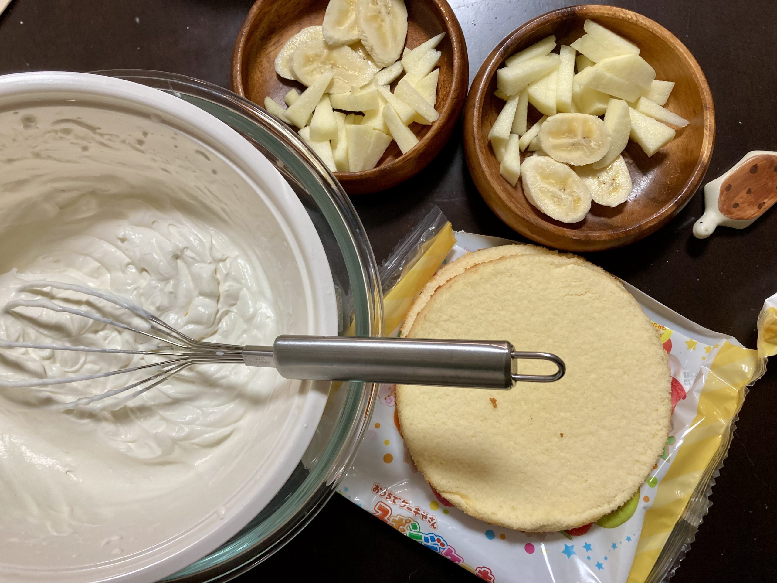 子どもたちとクリスマスケーキ作り