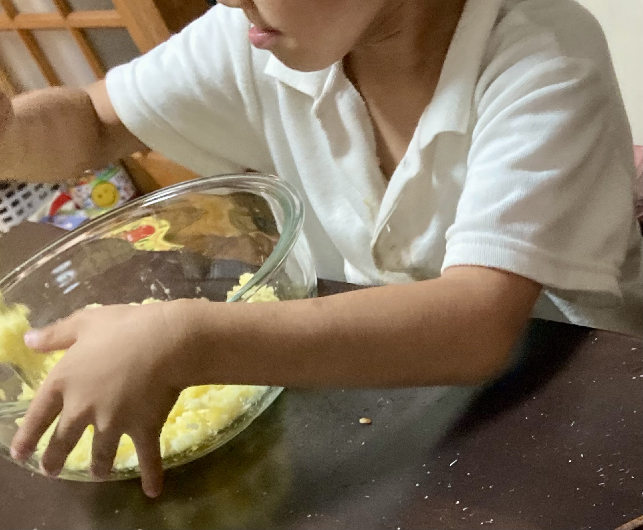 6歳息子　芋もち作り