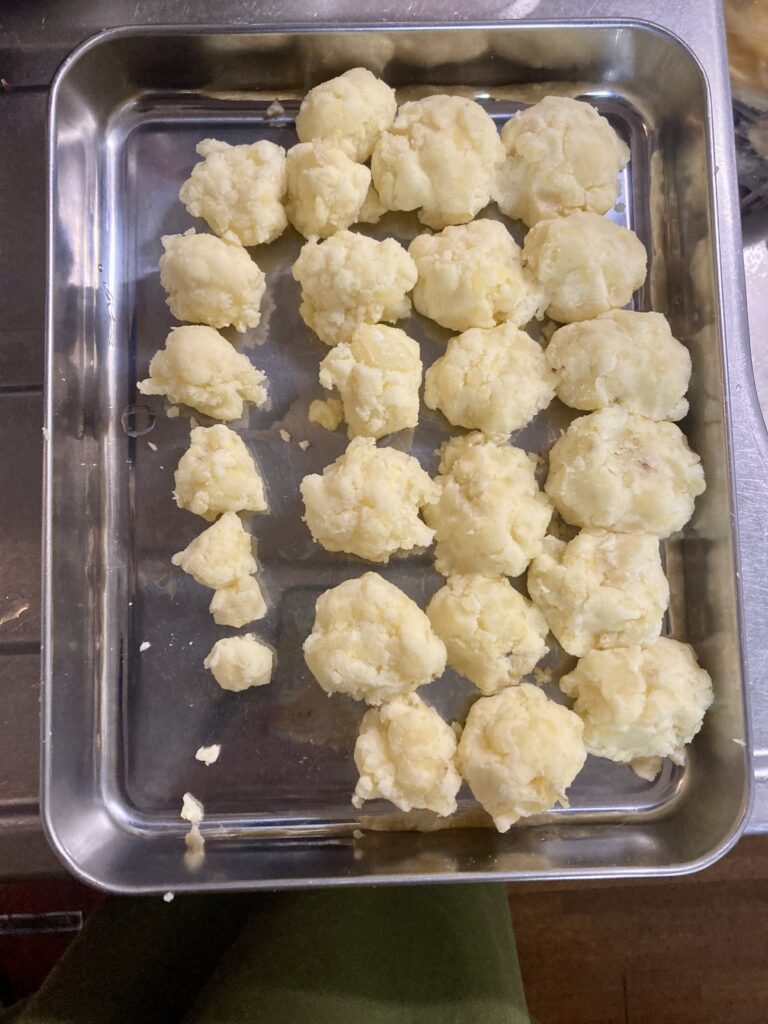 6歳息子　芋もち作り