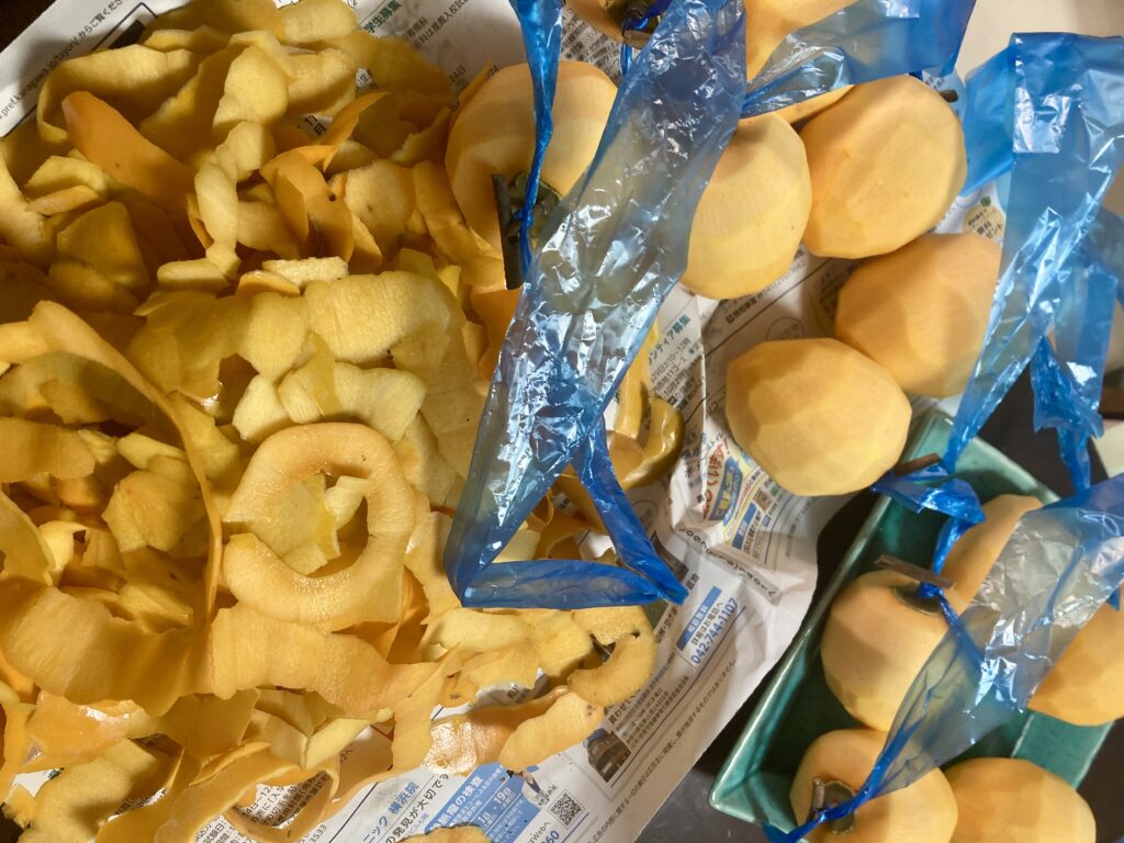 干し柿作り　皮むき