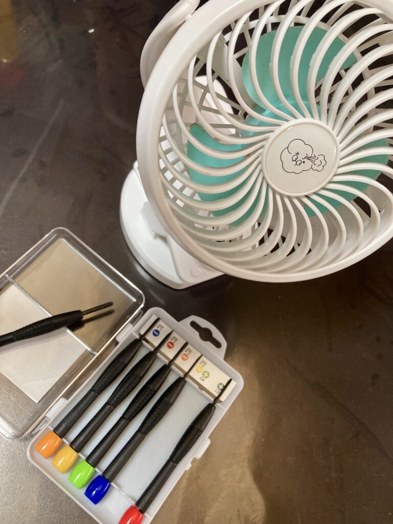 壊れたハンディファンと兵器
